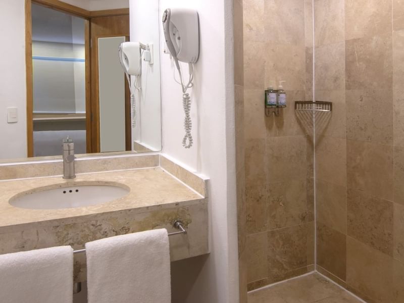 Baño en Habitación Superior en Fiesta Americana Travelty