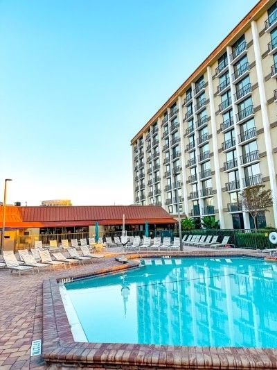 A sparkling blue swimming pool at Rosen Inn closest to Universal.