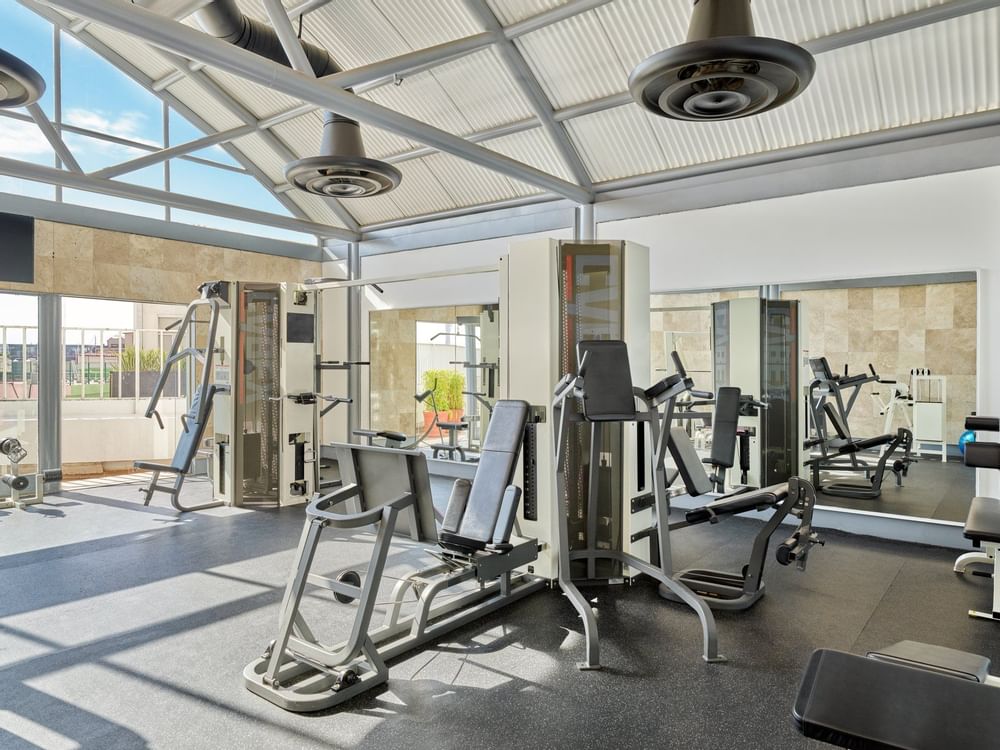 Gimnasio con equipamiento en FA Hotels & Resorts