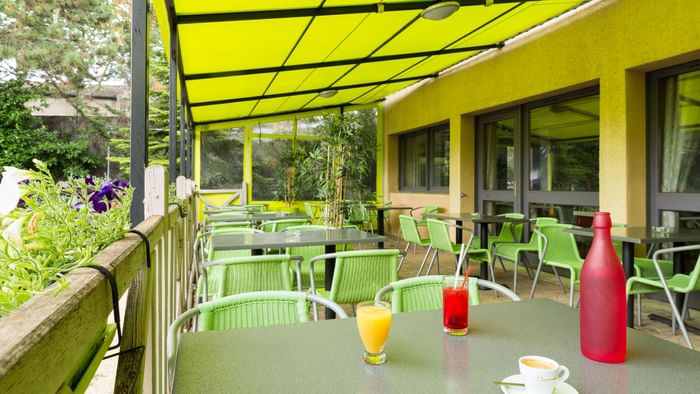 View of an outdoor dining area at Le Clos des Tanneurs