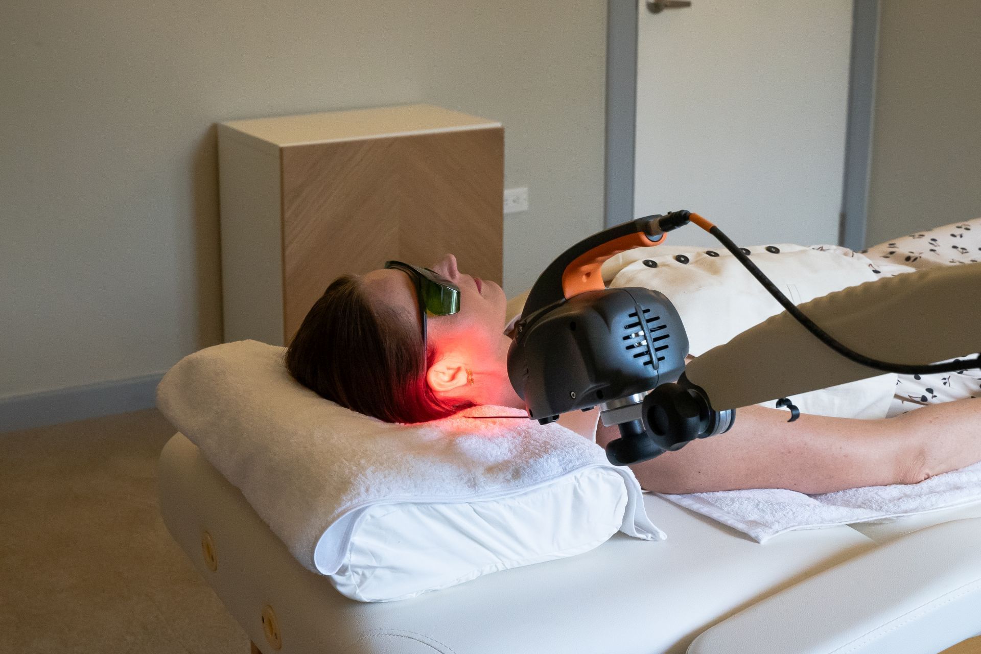 Vrouw die een laserbehandeling ondergaat in Tinnitus Relief Therapy bij Golden Rock Resort