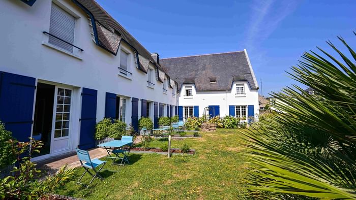 Vue extérieure de l'Hôtel La Marébaudière avec jardin et mobilier de détente.