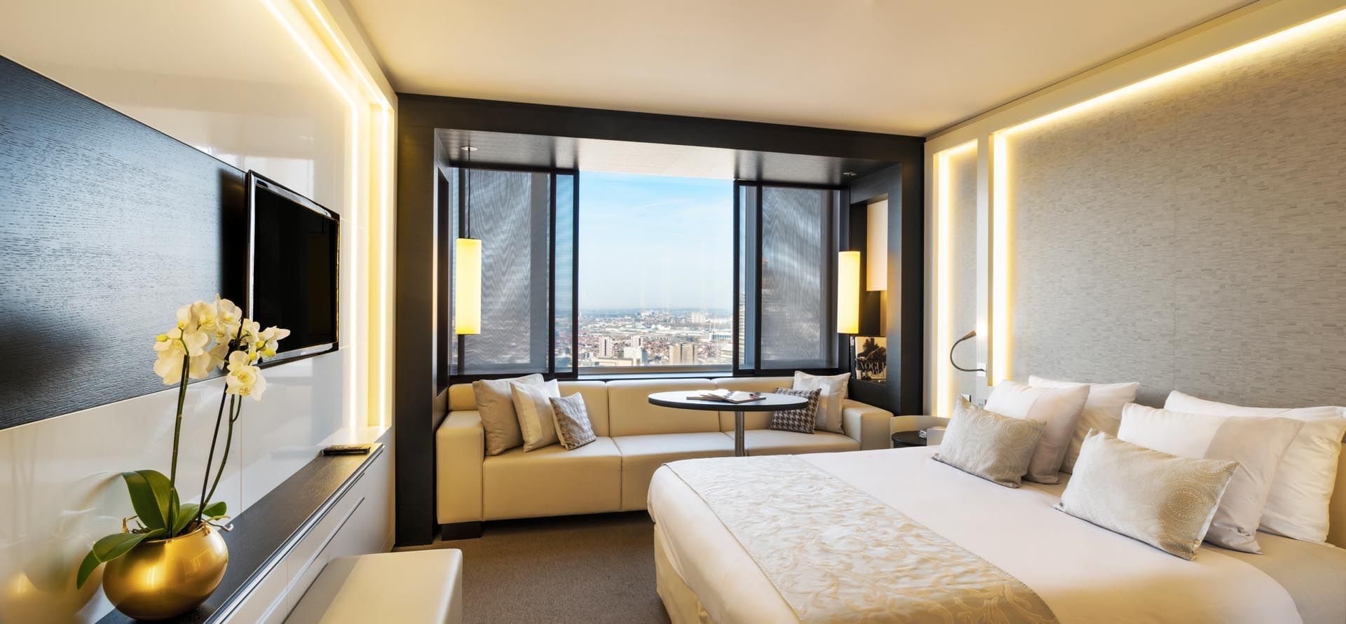 Magnifique vue depuis la chambre avec une fenêtre donnant sur la vill