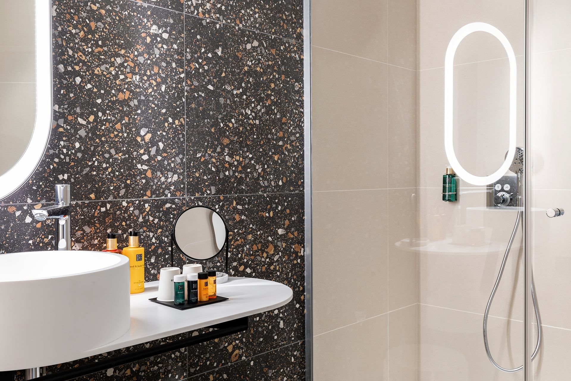 Miroir avec coin douche à l'Oceania Le Conti Brest