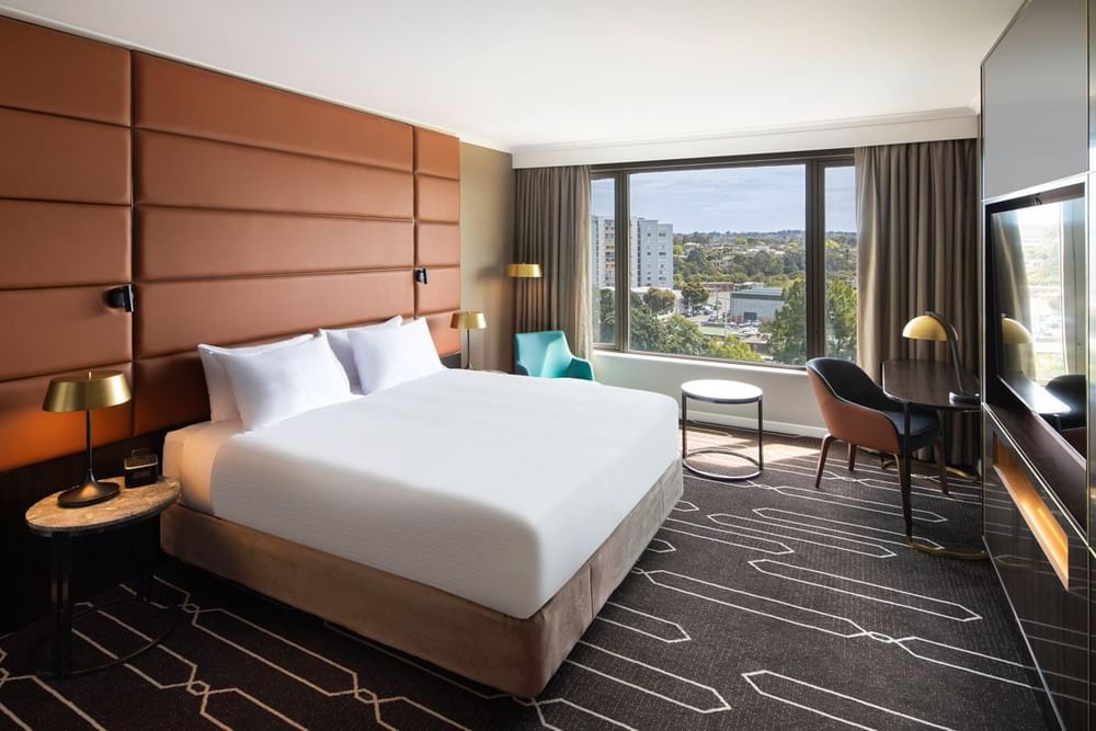 Superior King Room with a workplace at Mercure Sydney Parramatta