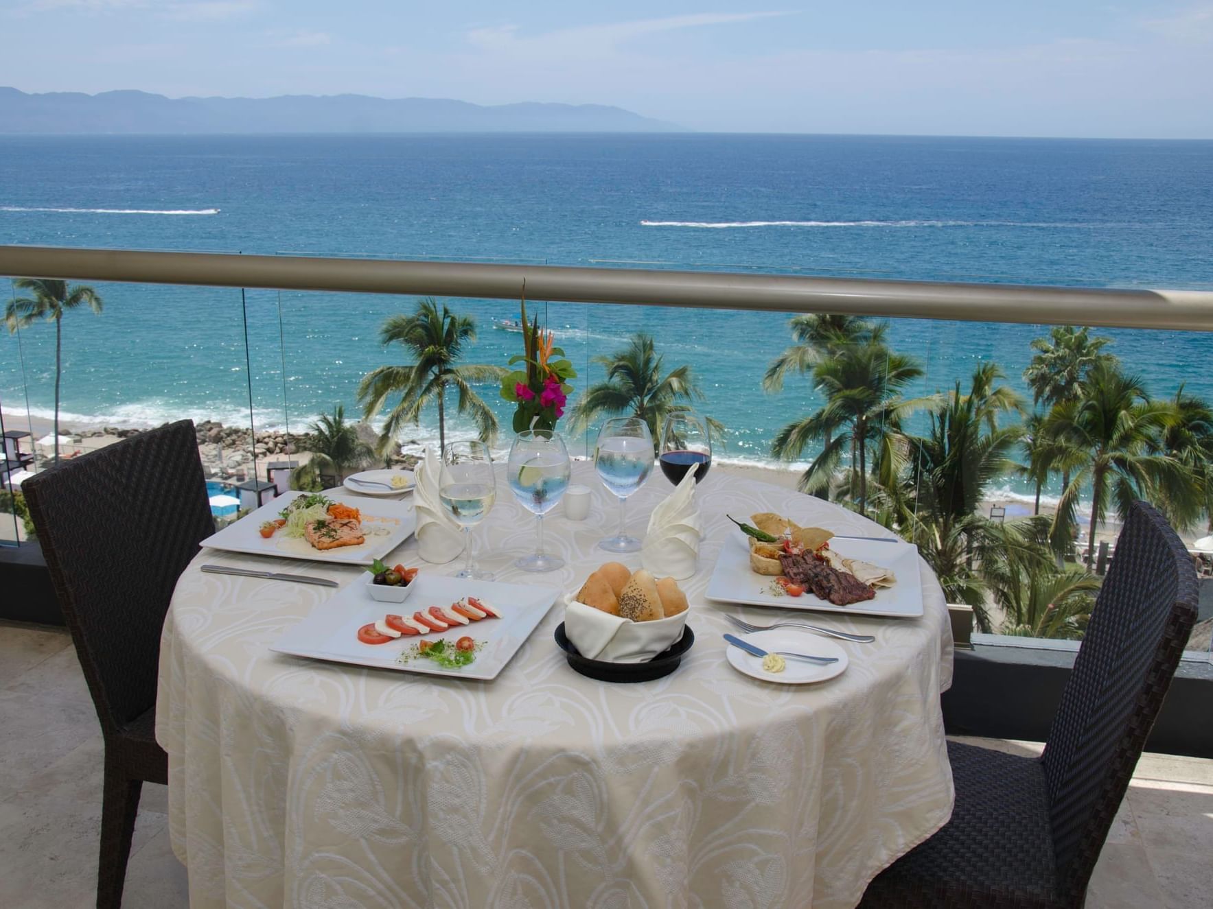 Beach side Dining at Sunset Plaza Beach Resort