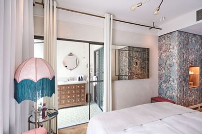 Hotelzimmer Chic mit Kingsize Bett und Sicht ins Badezimmer, Hotel MOTTO Wien