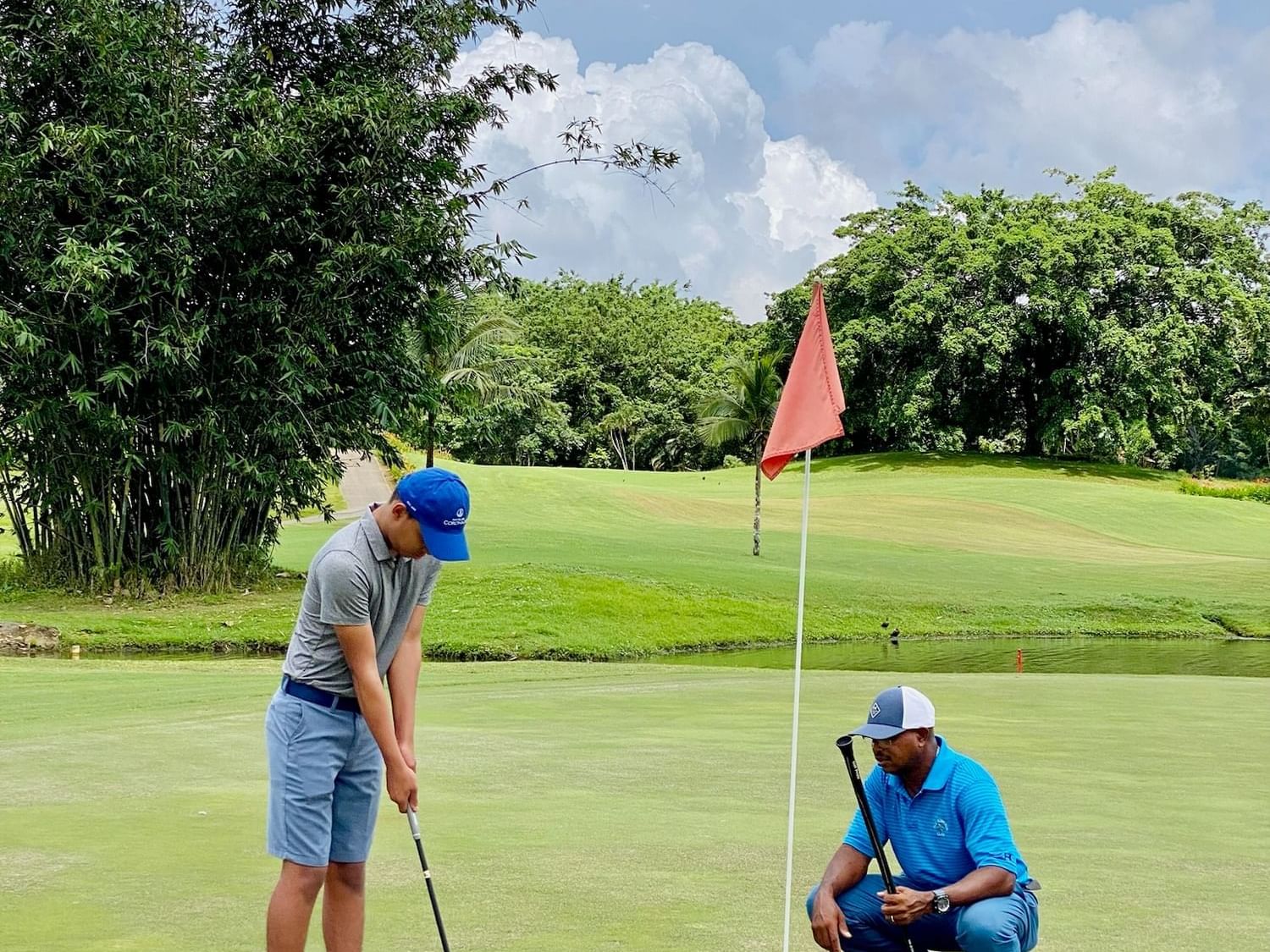 Dos jugadores en la Academia de Golf del Summit Rainforest Hotel and Golf Resort en Panamá.