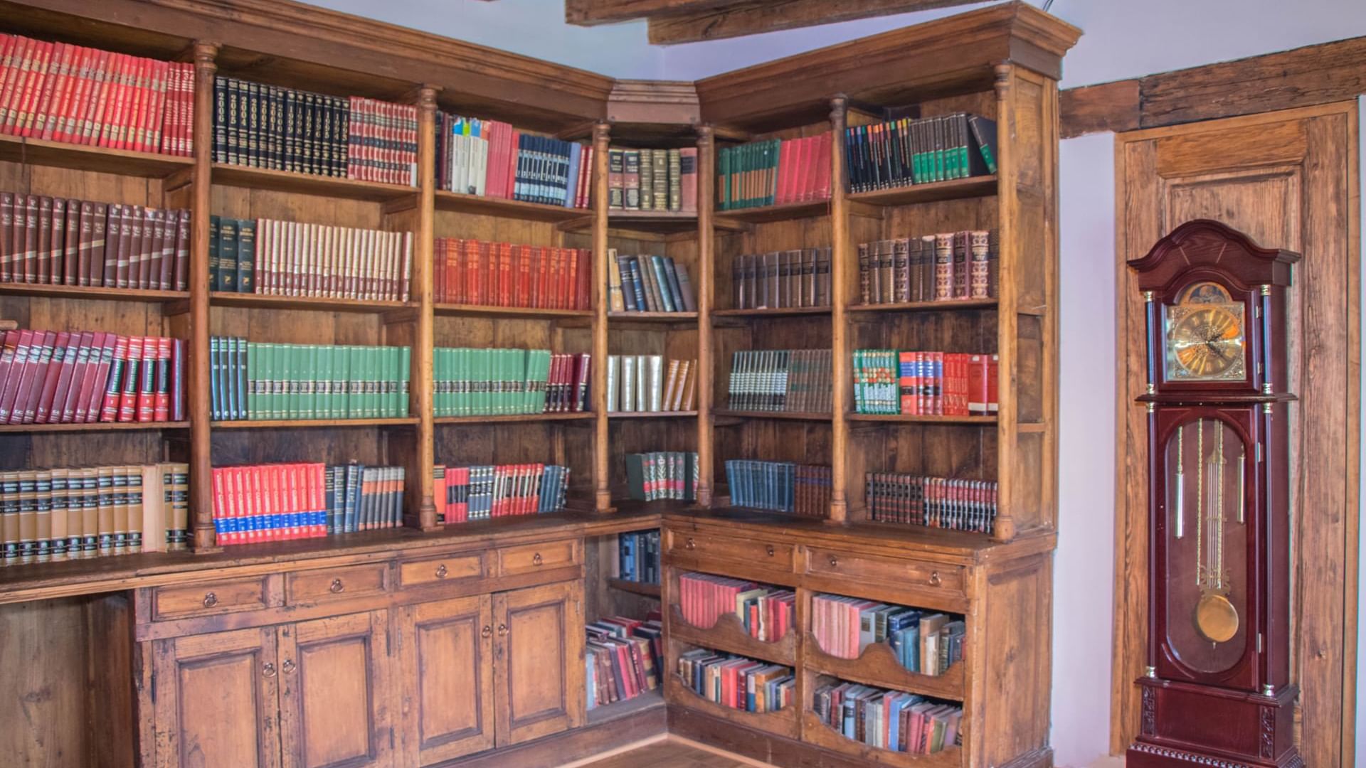 Bookshelves in Meeting Room at Gamma Morelia Vista Bella