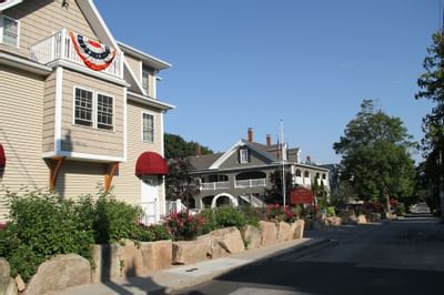 exterior of bar harbor manor hotel