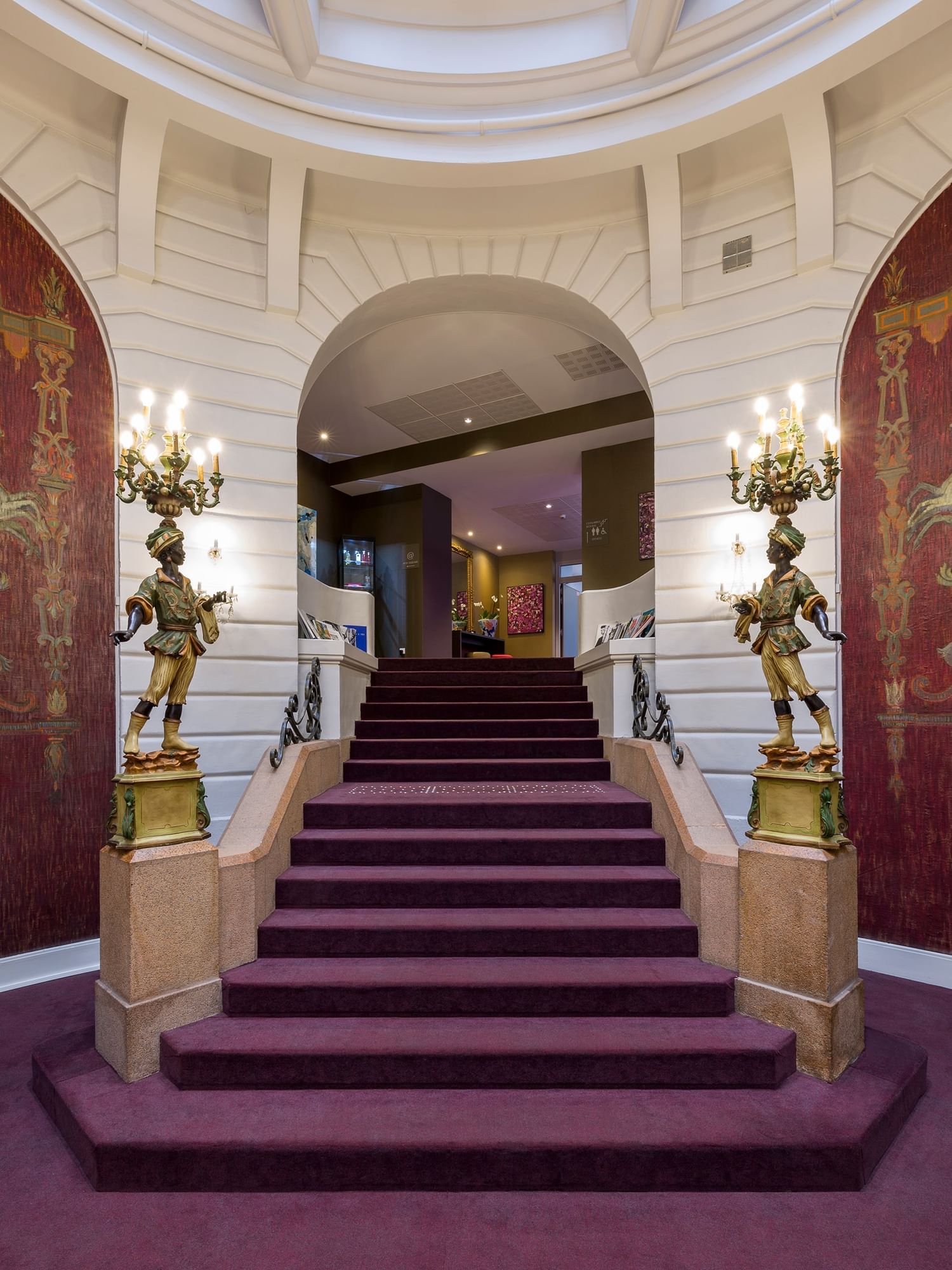 Escalier de luxe dans le hall à l'Oceania Hôtel de France Nantes