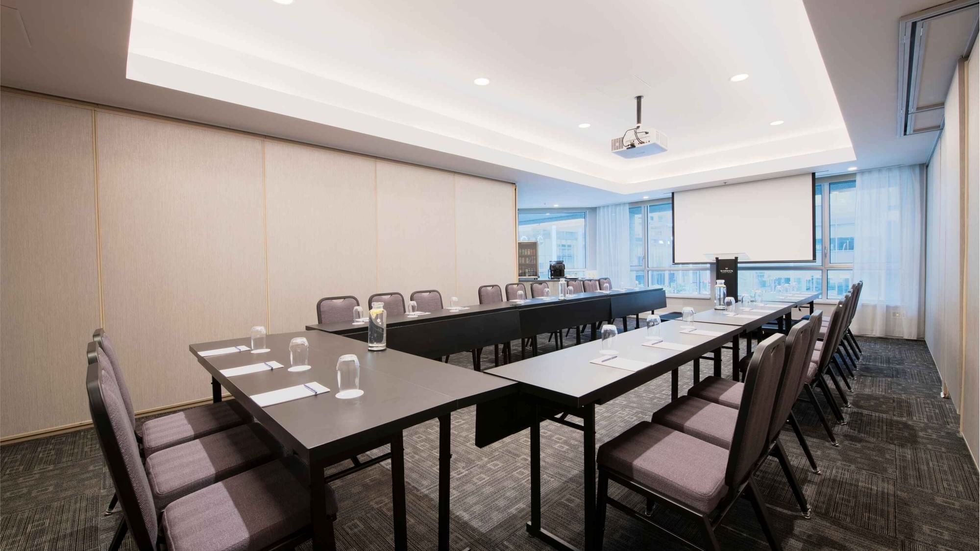 Salon René-Lévesque A at Warwick Hotels and Resorts, arranged in a hollow square configuration for a formal meeting