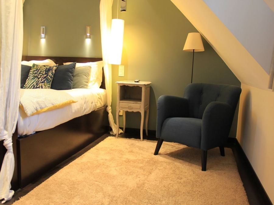 Bed & furniture in a room at Domaine de Bellevue