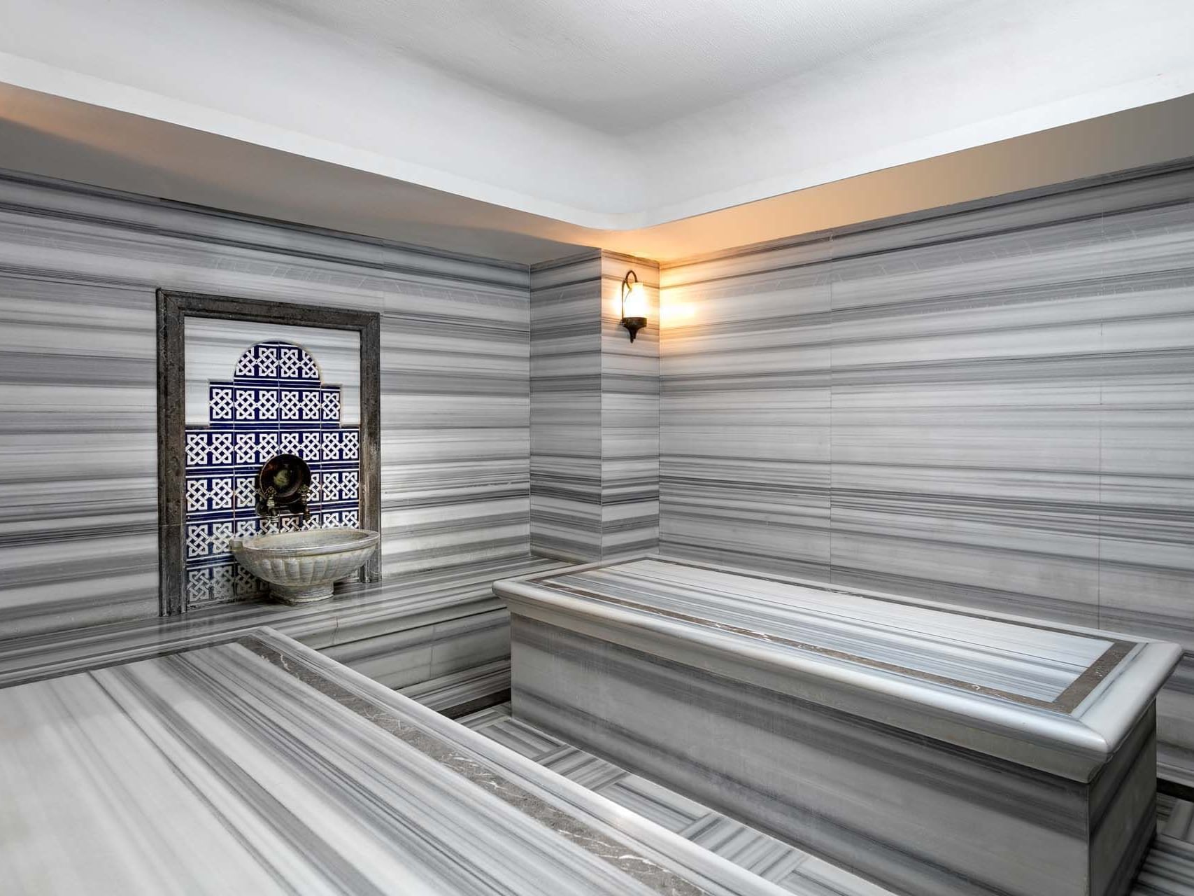 itanic Business Kartal’daki BeFine Spa’da, etrafı sıcak taş oturma alanları ve kurna ile  çevrili özel bir bölüm bulunmaktadır