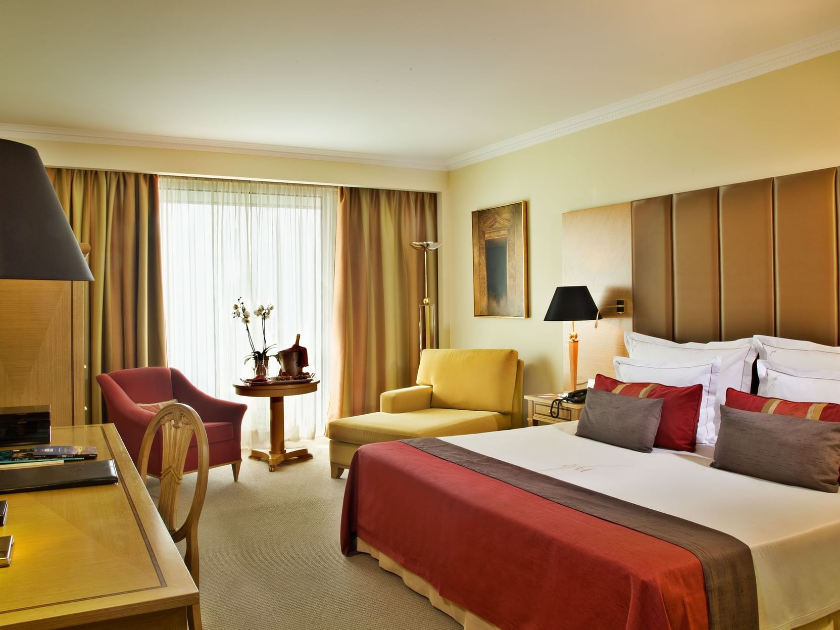 Elegantly decorated Junior Suite with furniture and a large bed at Hotel Cascais Miragem Health & Spa in Cascais.