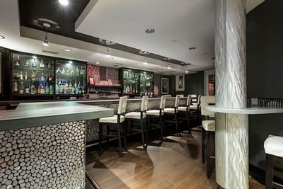 Bar area with bar stools at Artmore Hotel