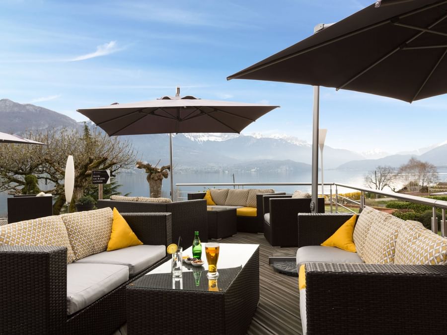 An outdoor dining & lounge area at Hotel Beauregard