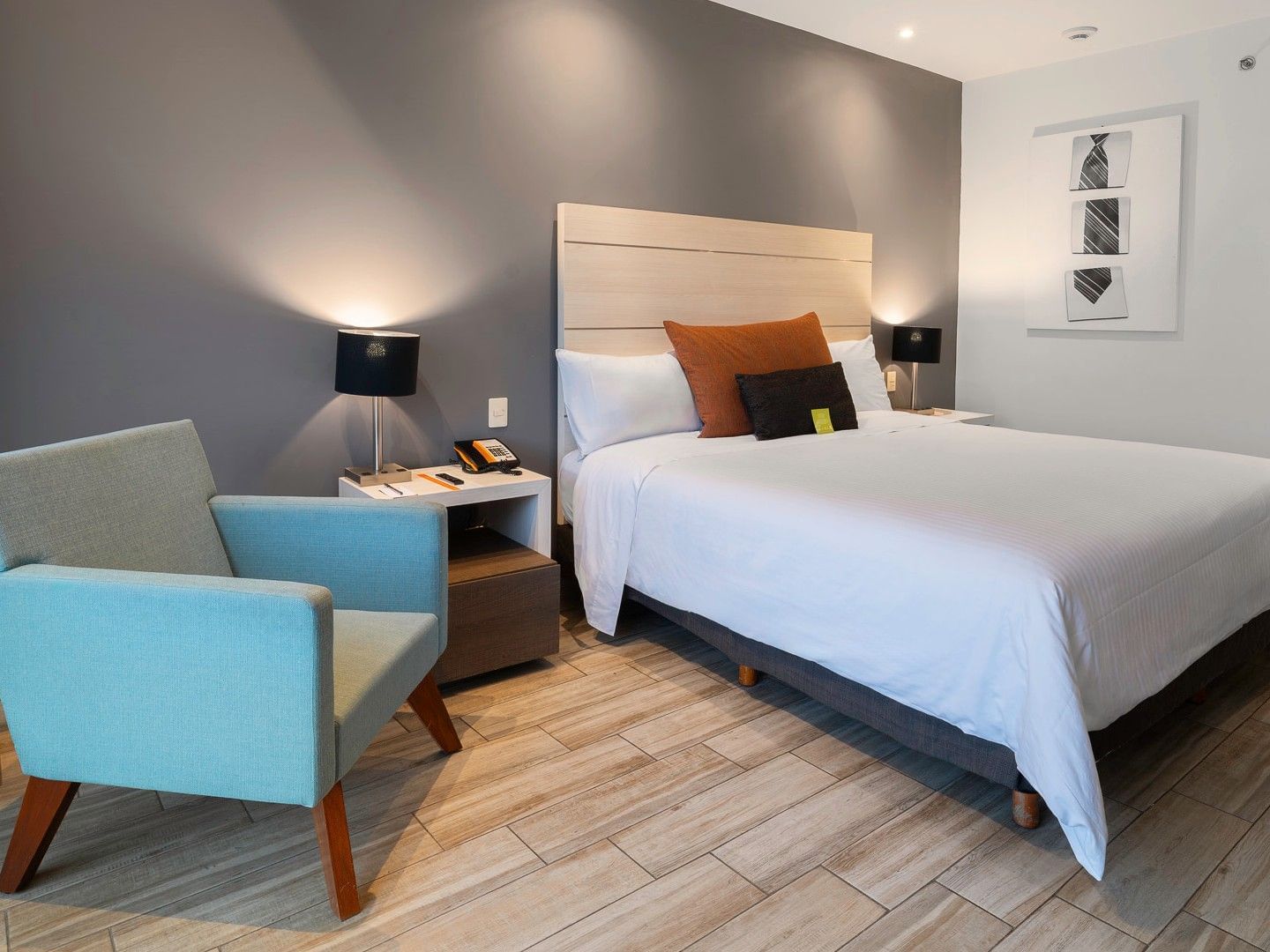 Habitación De Lujo King en Real Inn Perinorte, Tlalnepantla, con cama king, silla y mesa de noche.