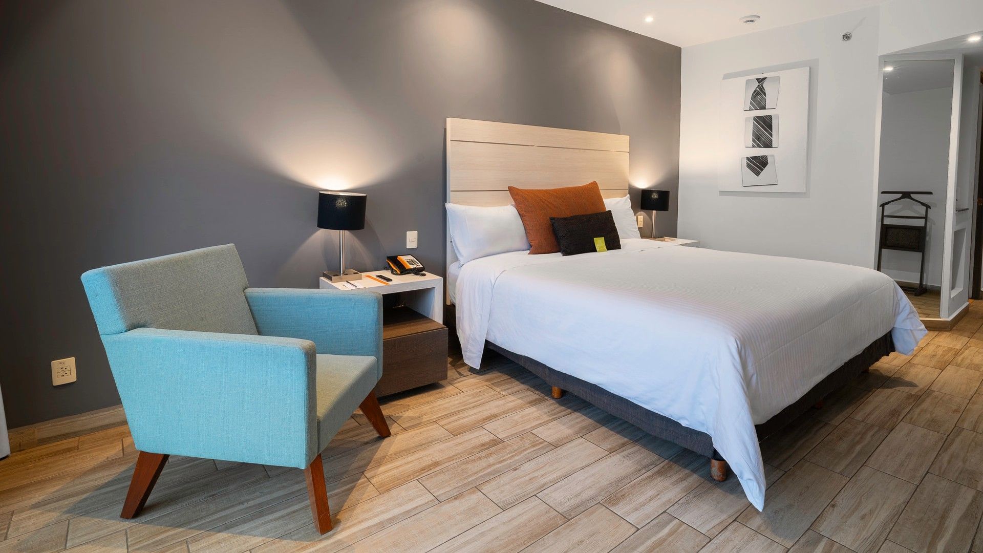 Habitación De Lujo King en Real Inn Perinorte, Tlalnepantla, con cama king, silla y mesa de noche.