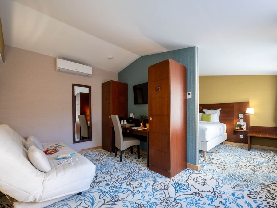 Chambre confortable avec bureau et lit au Yachtman.