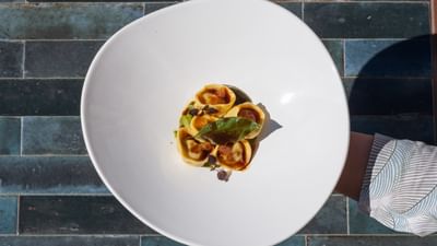 Plat de raviolis au basilic sur une assiette blanche au Grand Hotel Portovenere