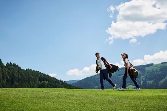 Paar am Golfplatz im IMLAUER Hotel Schloss Pichlarn