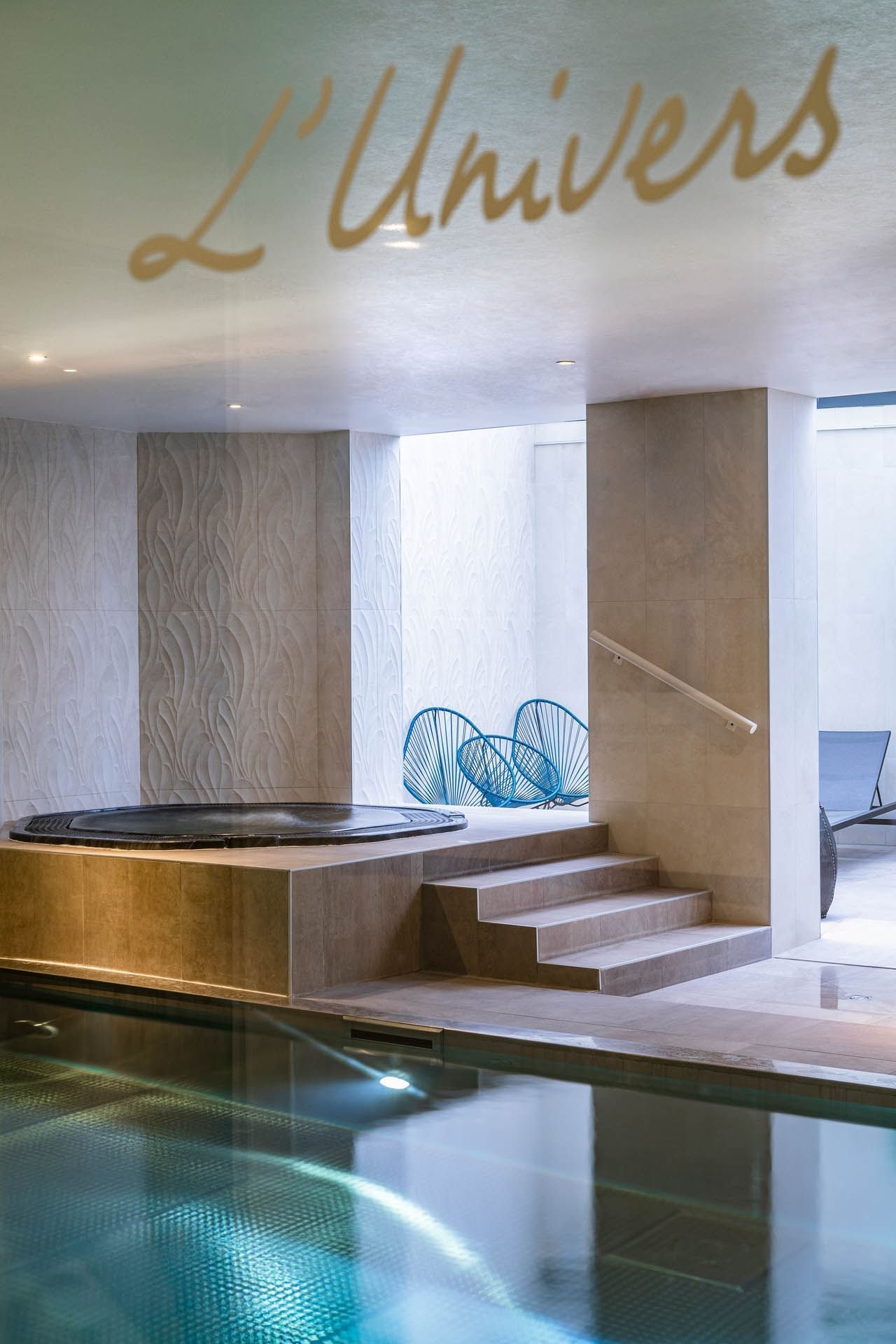 Mini piscine avec jacuzzi dans le spa à Oceania L'Univers Tours