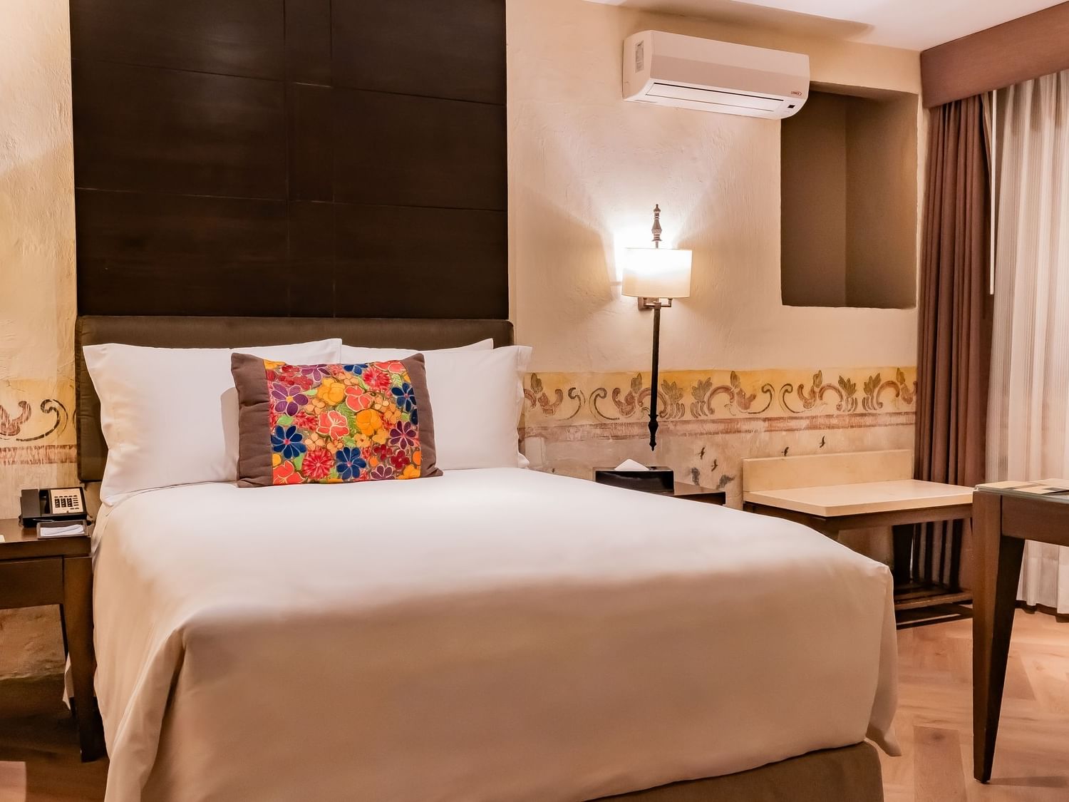 Habitación Gran Clase Matrimonial con cama grande, lámparas y decoración elegante en Quinta Real Puebla, Heroica Puebla de Zaragoza.