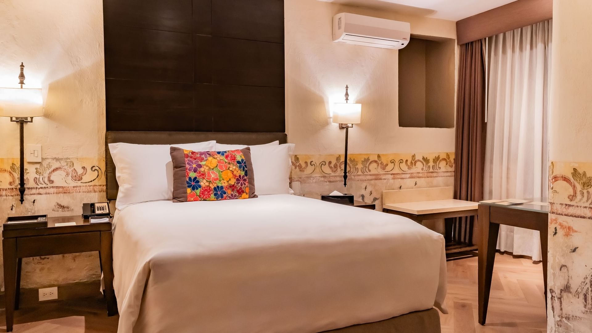 A Double Grand Class Suite room with a bed, nightstands, and decorative elements at Quinta Real Puebla in Heroica Puebla de Zaragoza.