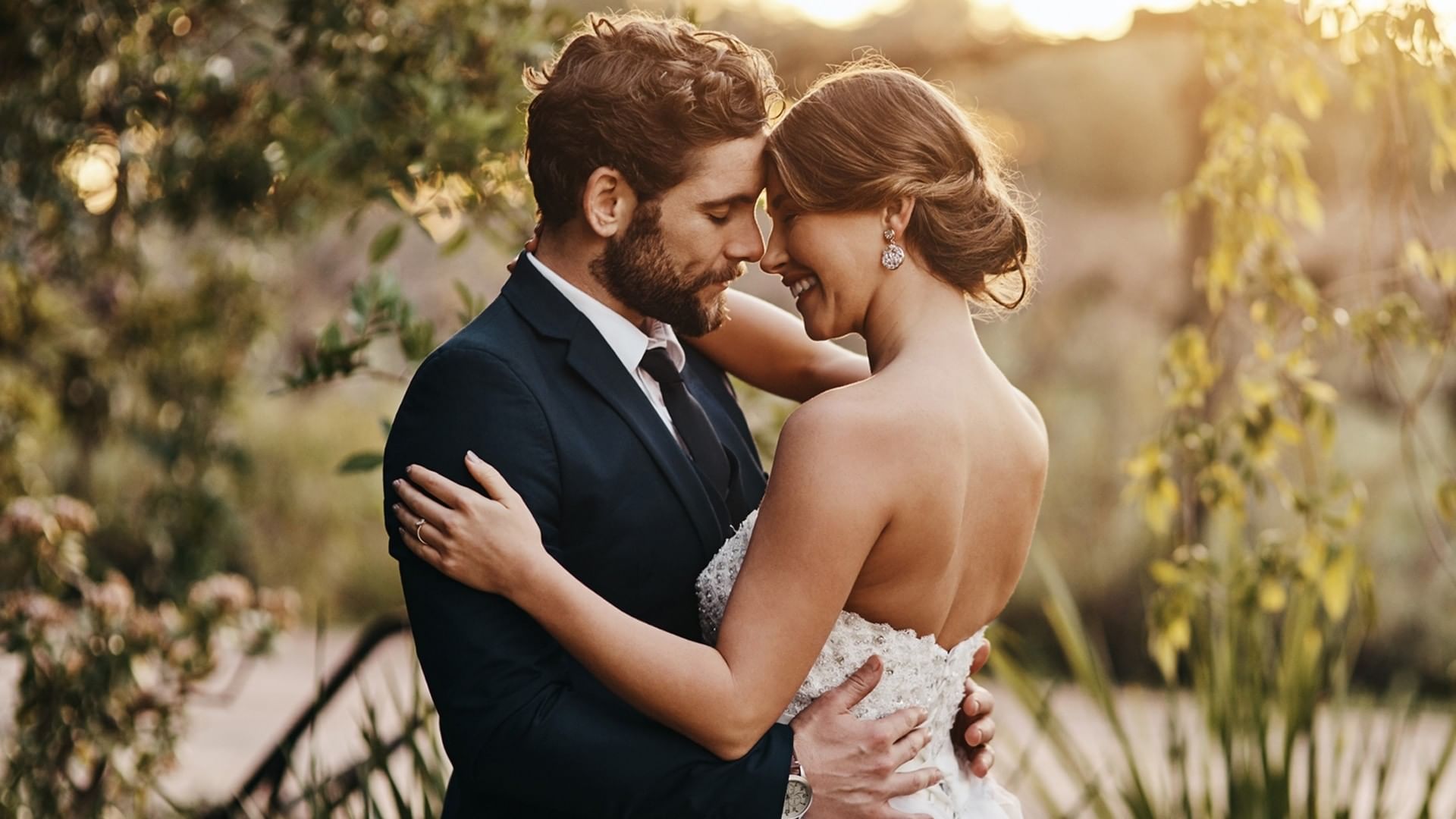 Romantic wedding photo featuring a bride and groom embracing in a soft outdoor glow at Real Inn Nuevo Laredo