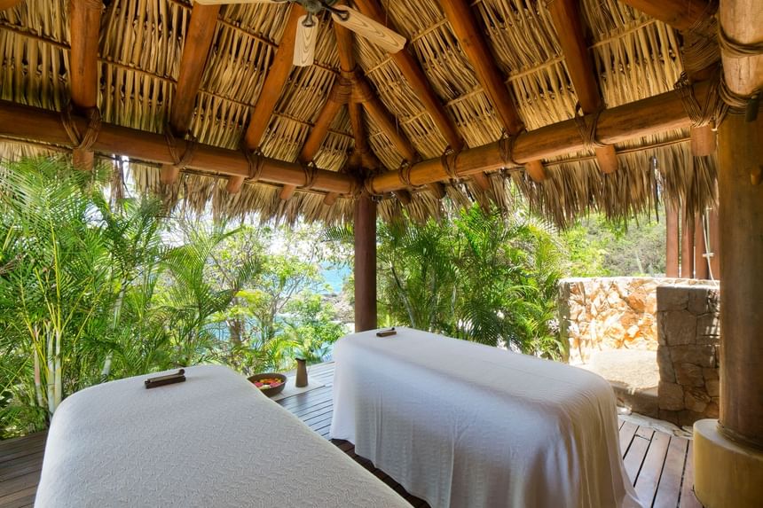 2 spa beds in a cabana at Cala de Mar