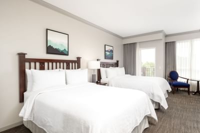 2 Queen beds in Deluxe Guest Room at Manteo Resort Waterfront