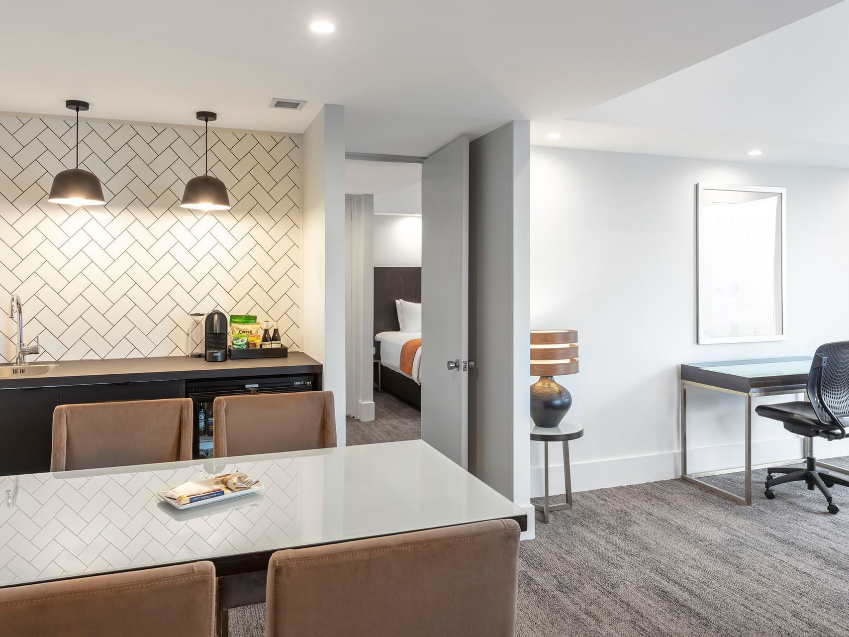 Kitchenette & dining table in a Room at James Cook Grand Chancellor