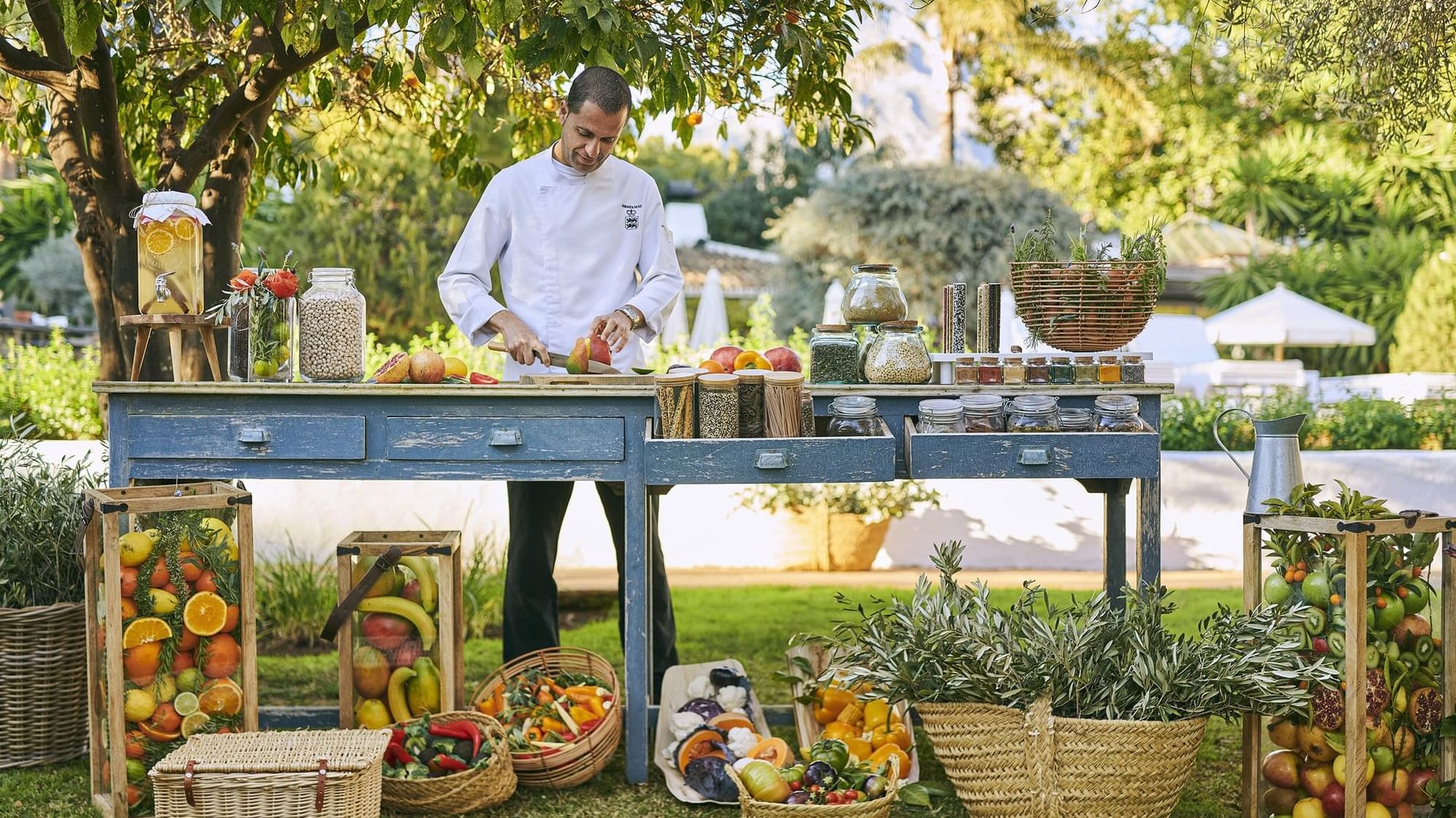 Wellness chef cooking in the Wellness restaurant El Olivar at the Garden Pool