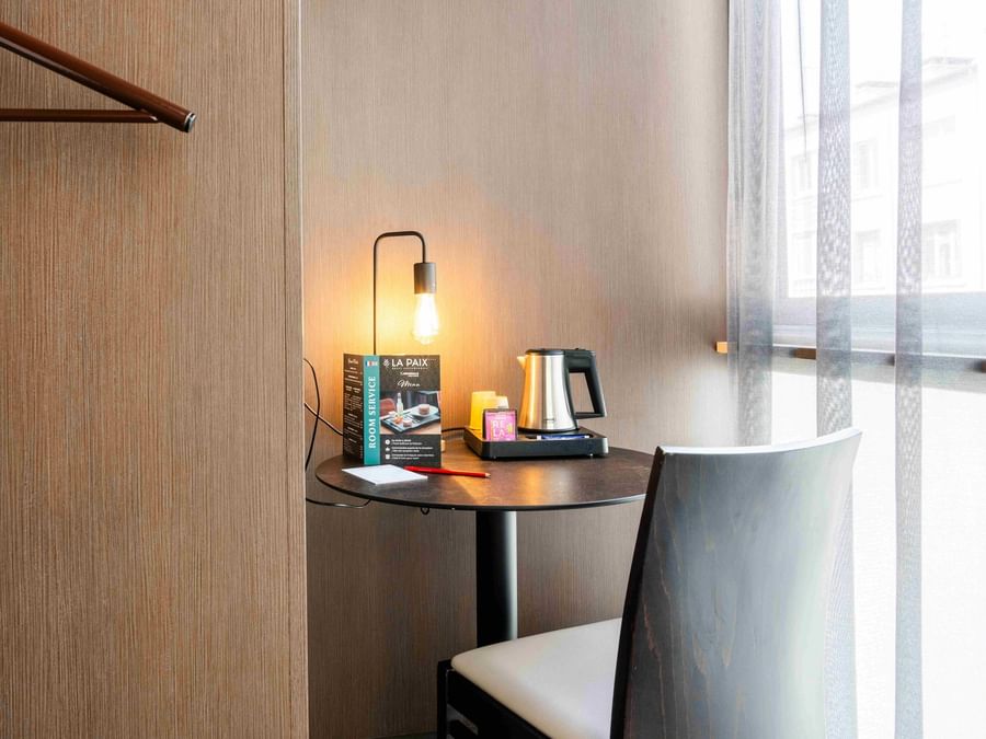 Table ronde et chaise dans la chambre simple à Hôtel de la Paix Brest.