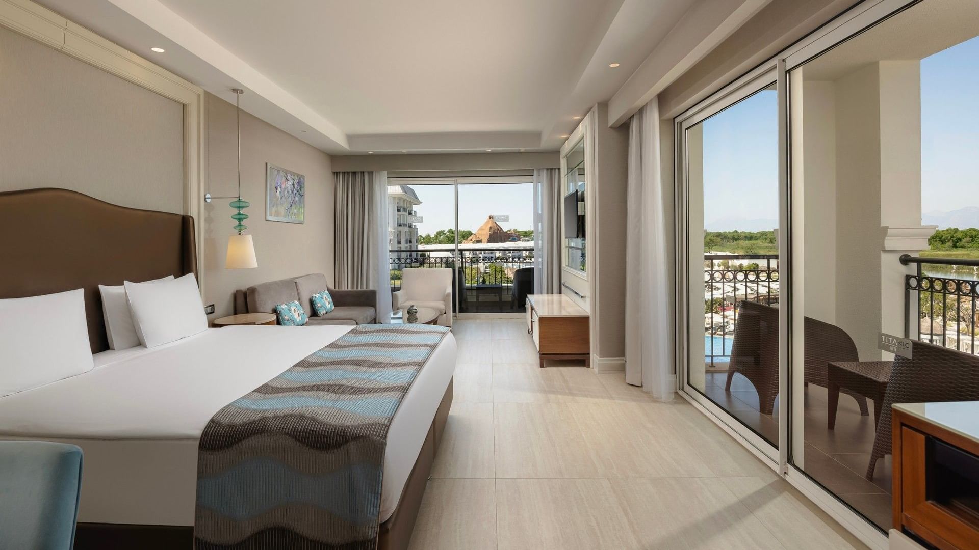 Riverside Room, geniş balkon ve nehir manzaralı modern otel odası, Titanic Deluxe Golf Belek, Antalya'da