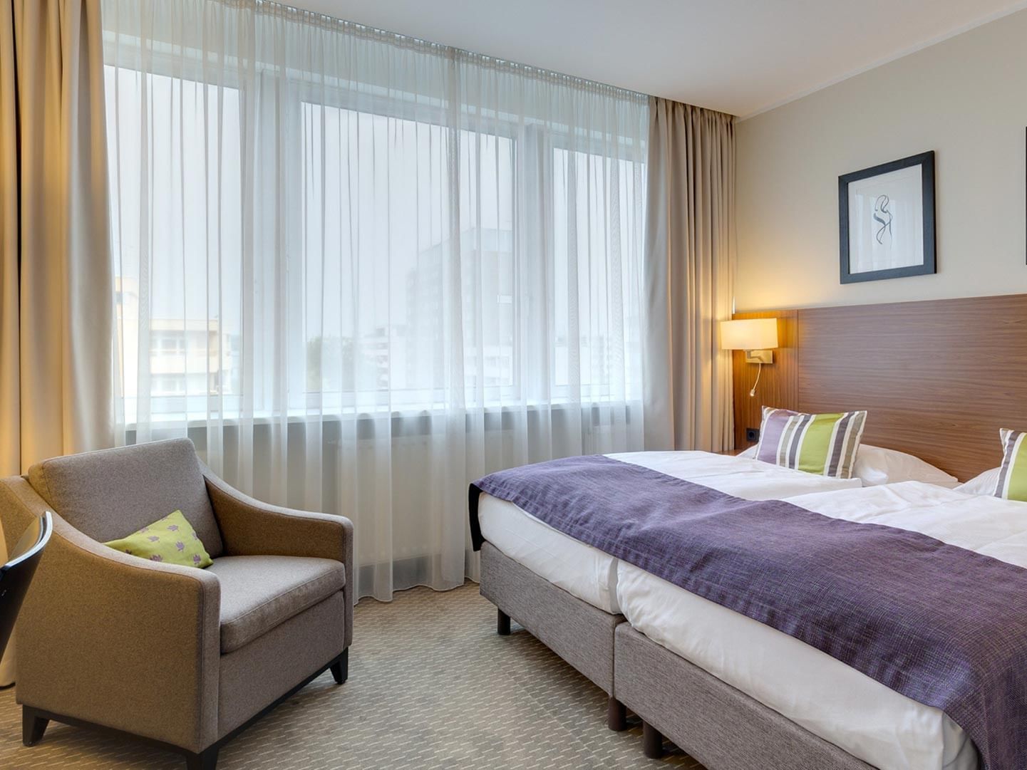 Twin-bedded room with modern design at Hotel Sylter Hof Berlin.