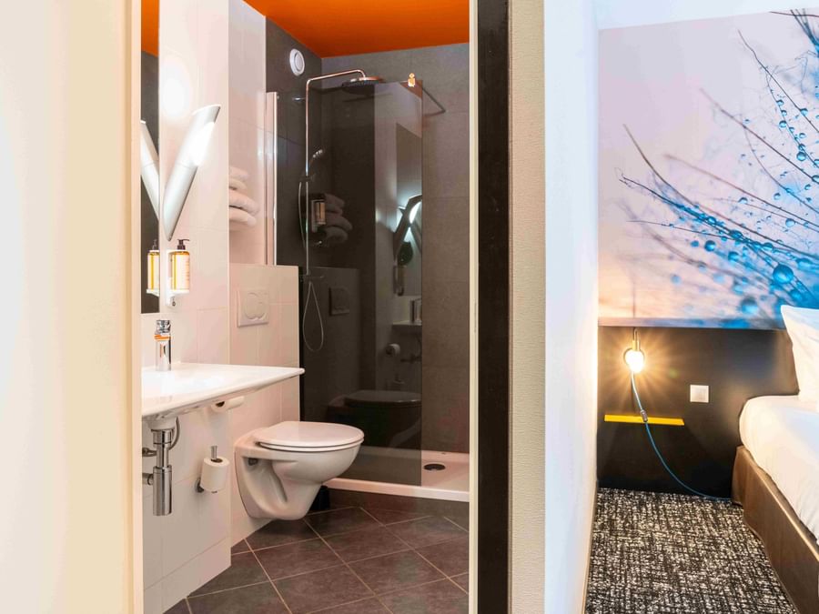 Chambre supérieure avec salle de bain et lit au Hôtel de la Paix à Brest.