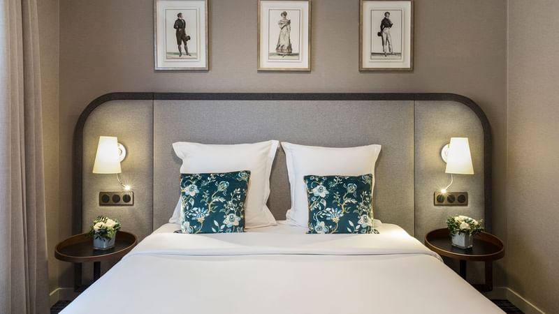 King bed of Premium Suite at Warwick Reine Astrid - Lyon