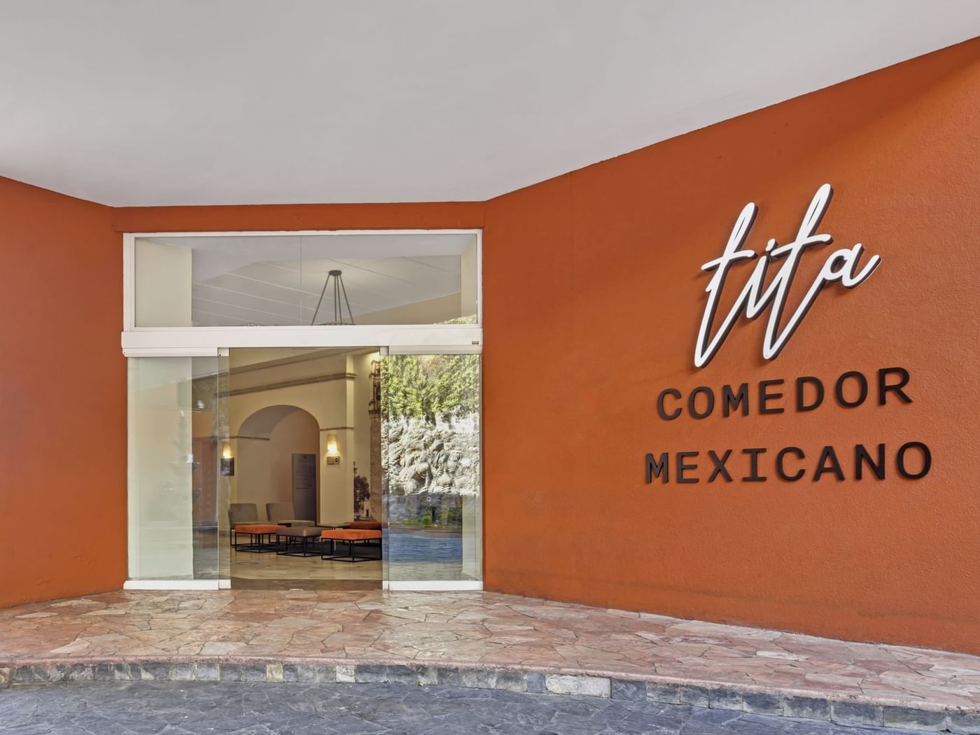 Primer plano del cartel de entrada a One Hotels