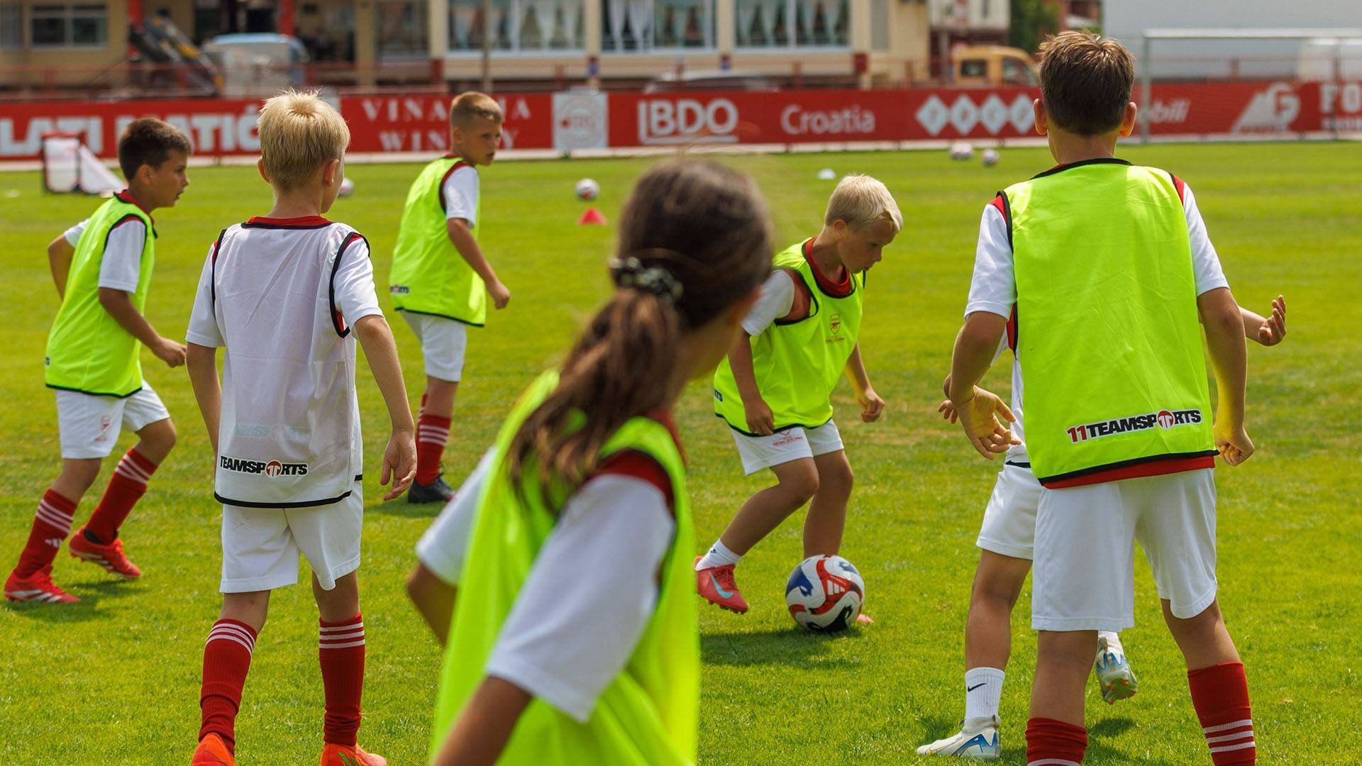 Grupa djece igra nogomet na travnatom terenu Falkensteiner Resort Punta Skala