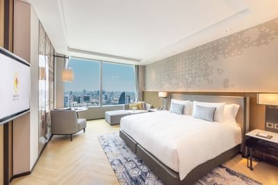 Double bed & TV in Deluxe with Lounge Access at Eastin Grand Hotel Phayathai