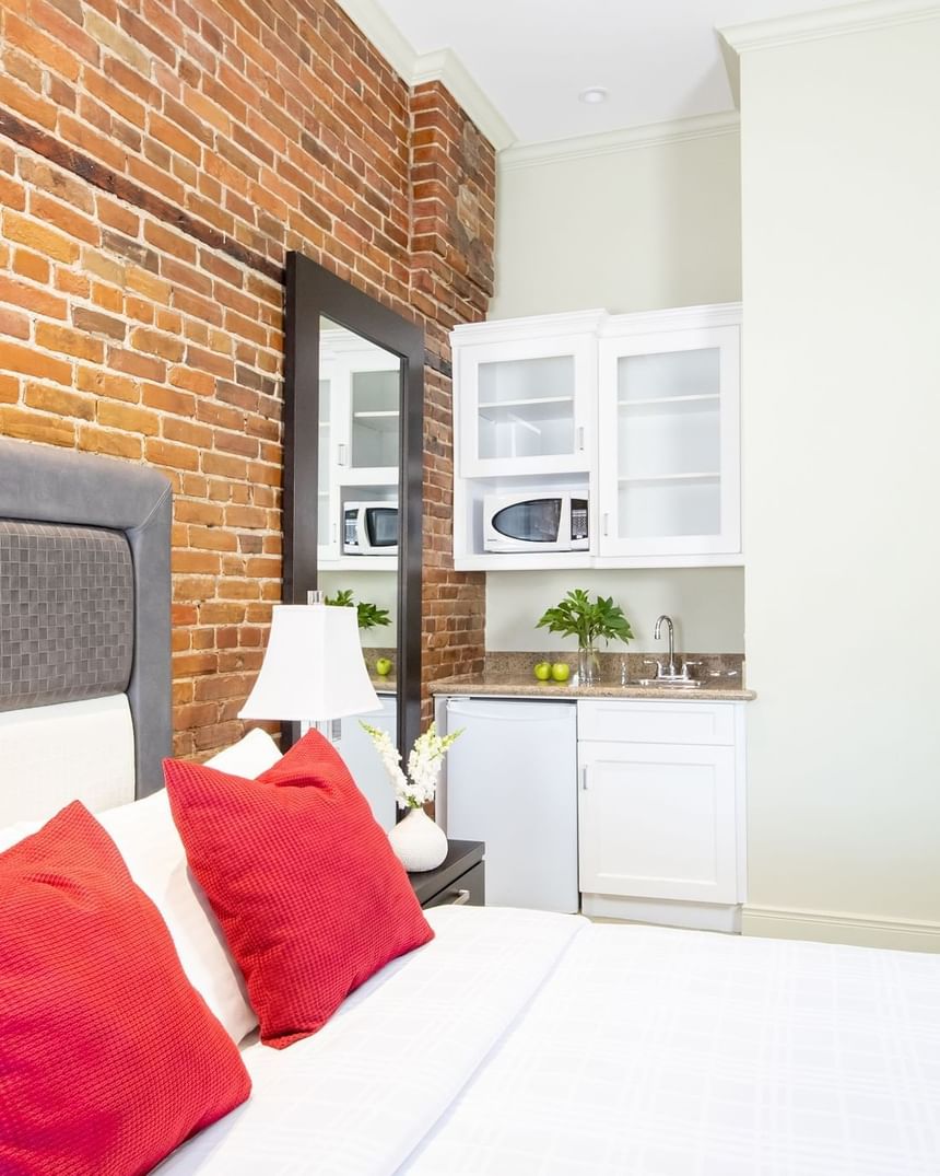 kitchenette in midtown with sink, microwave and mini fridge