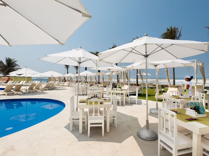 Outdoor dining area at Scala Ocean Club in Mundo Imperial