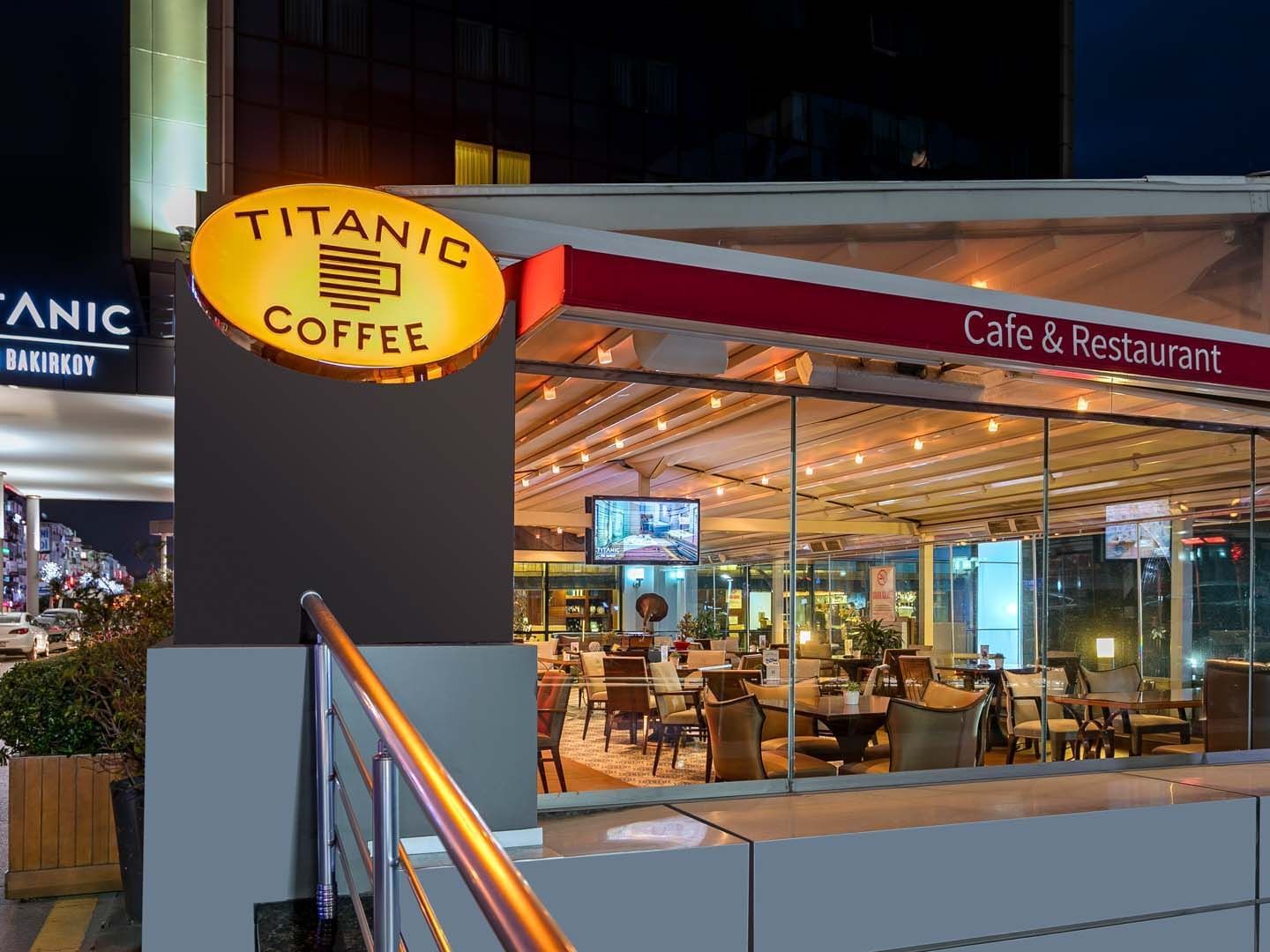Titanic Port Bakırköy’de Titanic Coffee modern mimarisiyle dikkat çeken giriş cephesiyle misafirlerini sıcak bir karşılama sunuyor.
