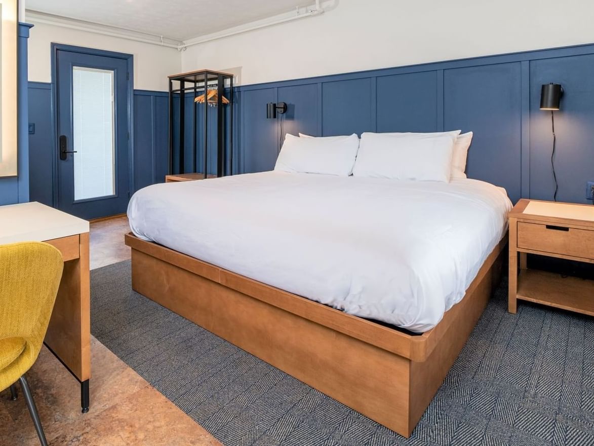 Bed & working desk in King Room at Bardstown Motor Lodge