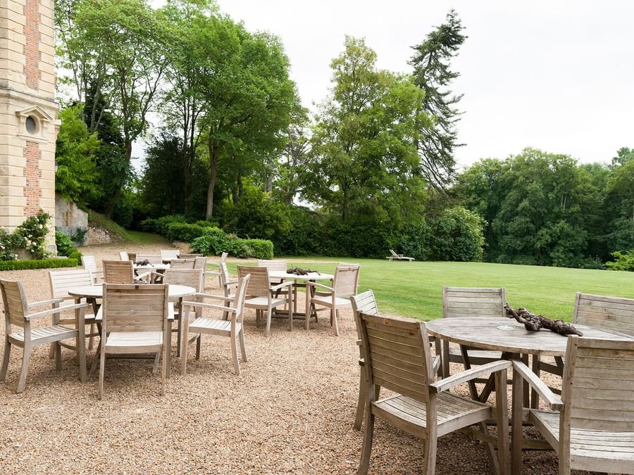 An Outdoor dining area at Chateau de Perreux