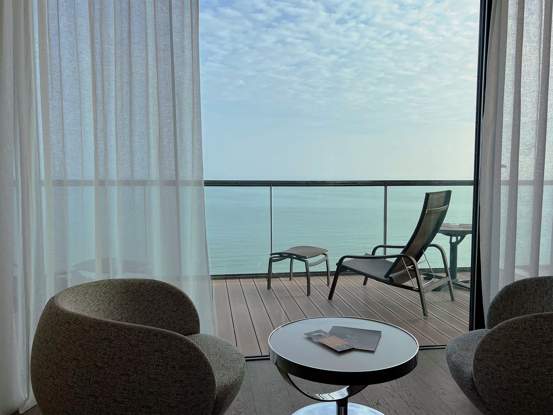 Coin salon avec chaises sur la terrasse à Oceania Saint-Malo