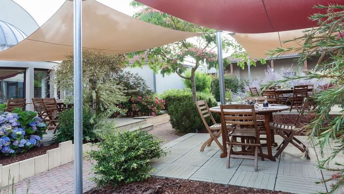 An Outdoor dining and lounge area at Le Logis d'Elbee