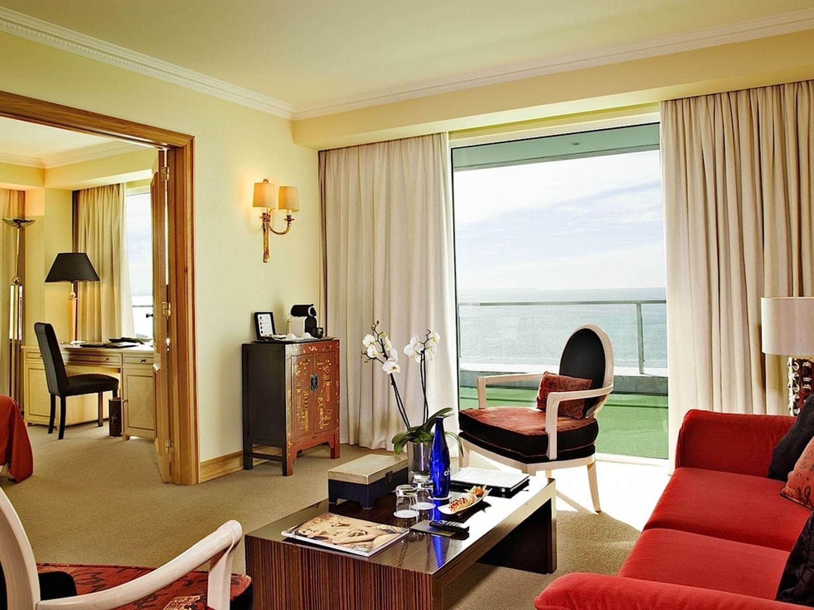 Salon équipé d'un canapé à l'Hôtel Cascais Miragem Health and Spa
